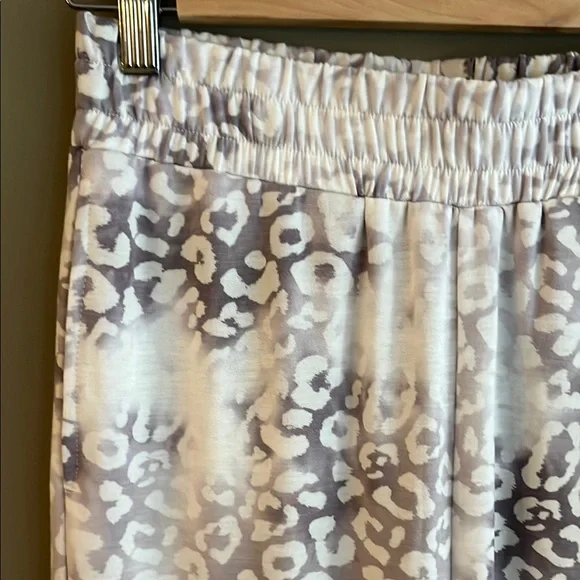 OLIVACEOUS Wide Leg Gray & White Leopard Print Flowy Pants size small - Picture 5 of 11